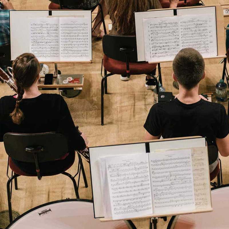 ATRILES Y ESCENARIOS